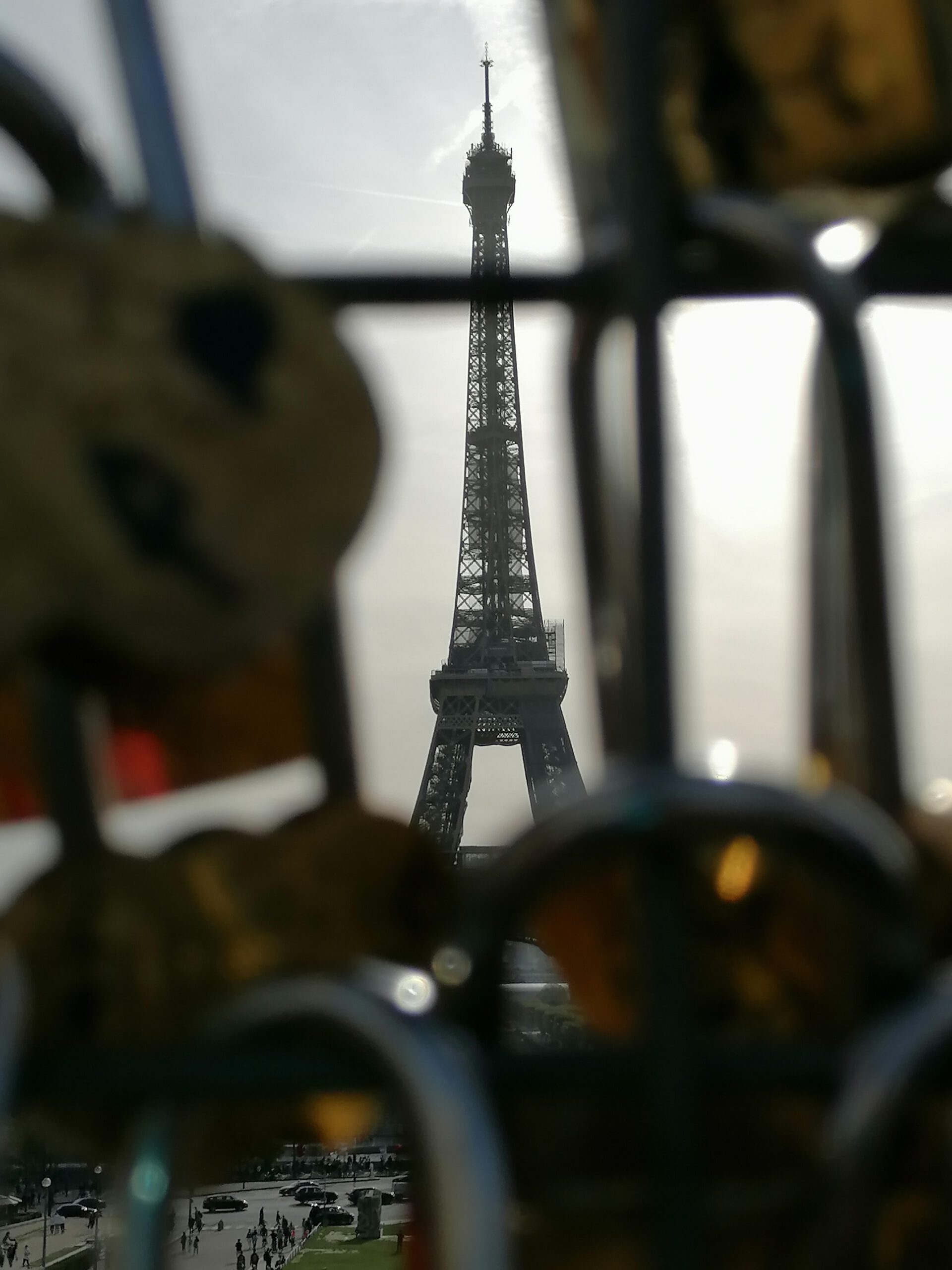 Eifel toren tussen hangslotjes