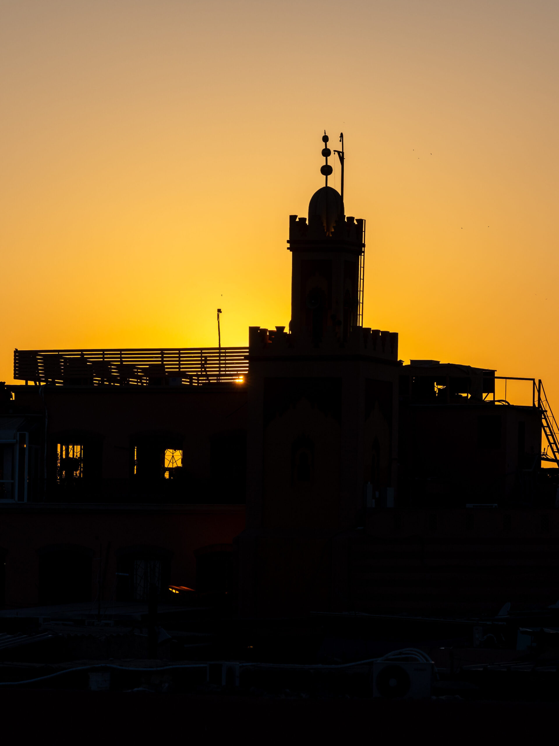 Silhouette van een Moskee in Marrakesh bij zonsondergang. Geschoten vanaf het El-Fnaa plein.